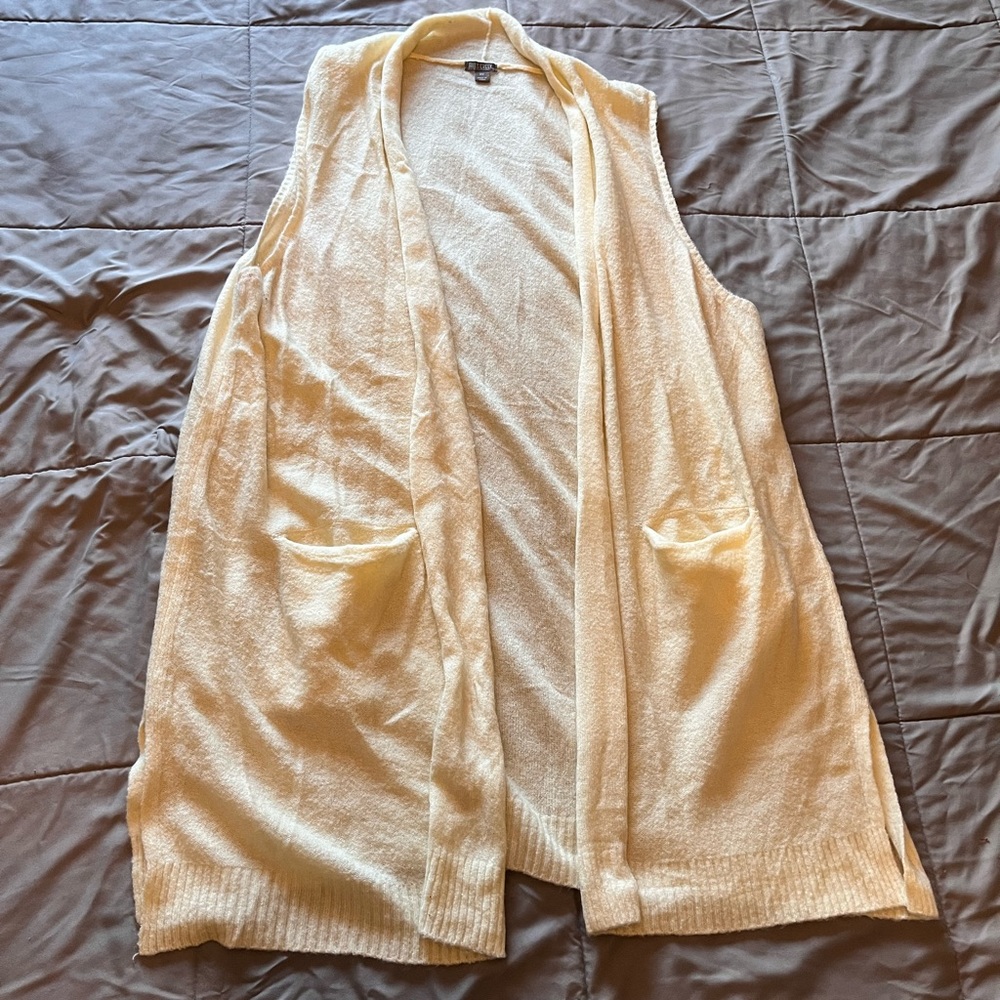 Plus Size Women’s White Sleeveless Cardigan